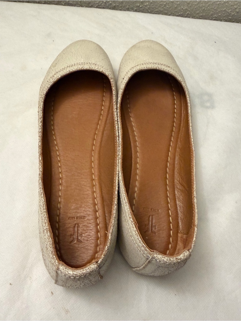 Frye Women’s Cream Ballet Flats - Classic Slip-On Comfort, pre-owned,SZ8 - Picture 2 of 16